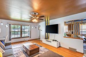 Et tv og/eller underholdning på Luxury 8 guest, King Bed, garage