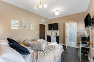 ロンドンにあるSimply Charming Studio Great Location 6の大きなベッドと枕のある寝室