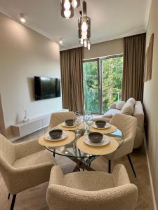 Μια τηλεόραση ή/και κέντρο ψυχαγωγίας στο Aparthotel Ukiel Premium nad Zatoką