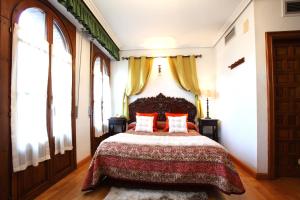 A bed or beds in a room at Hotel Merindad de Olite