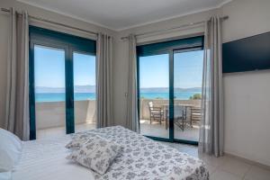 Postel nebo postele na pokoji v ubytování Christina Beach Hotel