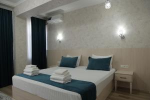 Katil atau katil-katil dalam bilik di HOTEL MERCURI-MERIDIAN +74 gambar