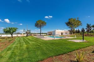 een park met een zwembad en een grasveld bij Villa Surya by Perle di Puglia in Ugento