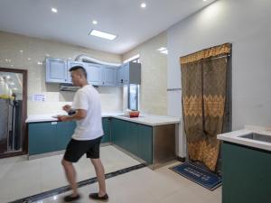A cozinha ou kitchenette de Guilin Tranquil Peaks Retreat by Reed Flute Cave