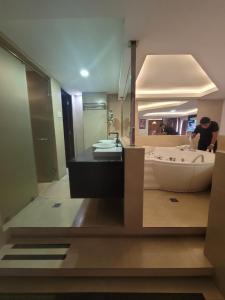 a bathroom with a tub and a large mirror at Kay hotel in Angeles +45 photos