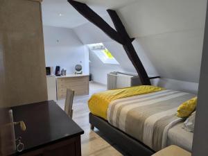 ein Schlafzimmer mit einem Bett und einem Tisch darin in der Unterkunft Engy2 in Lens