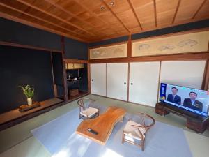 Un televizor și/sau centru de divertisment la 古民家ラグジュアリーホテル 金井西洋館