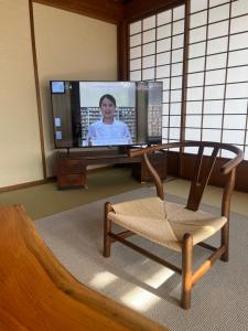 Un televizor și/sau centru de divertisment la 古民家ラグジュアリーホテル 金井西洋館