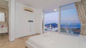 A bed or beds in a room at Villa Zeytouna Még 37 kép