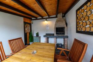 comedor con mesa de madera y chimenea en SunShine Villa Brasov, en Brasov