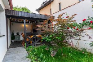 un patio de una casa con terraza de madera en SunShine Villa Brasov, en Brasov