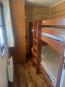 Postel nebo postele na pokoji v ubytování Cottage adapté PMR