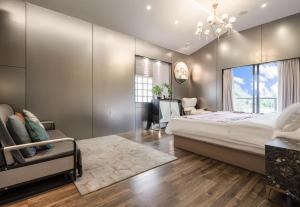 um quarto com uma cama, uma escrivaninha e uma cadeira em Guilin Tranquil Peaks Retreat by Reed Flute Cave em Guilin
