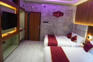 A bed or beds in a room at Hotel Pandian
