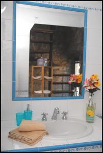 ヴィテルボにあるLa Casina Nel Borgoのバスルーム(鏡付き洗面台、花瓶付)