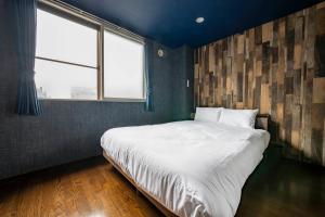 a bedroom with a large bed and two windows at Silk Court 301 in Chitose +44 photos