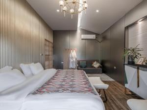 Uma cama ou camas num quarto em Guilin Tranquil Peaks Retreat by Reed Flute Cave