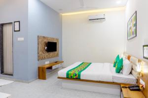 TV a/nebo společenská místnost v ubytování Treebo Aura Inn Regency