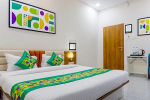 Postel nebo postele na pokoji v ubytování Treebo Aura Inn Regency