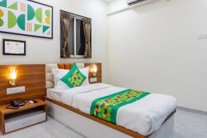 Postel nebo postele na pokoji v ubytování Treebo Aura Inn Regency