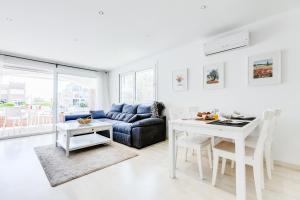 a living room with a couch and a table at Vista Roses Mar - Casa Pescador in Empuriabrava