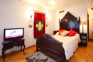 A bed or beds in a room at Hotel Merindad de Olite