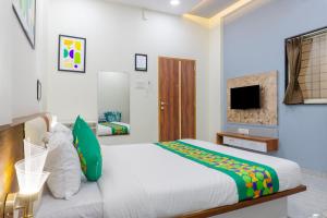 Postel nebo postele na pokoji v ubytování Treebo Aura Inn Regency