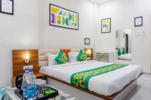Postel nebo postele na pokoji v ubytování Treebo Aura Inn Regency
