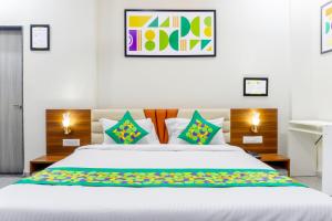 Postel nebo postele na pokoji v ubytování Treebo Aura Inn Regency