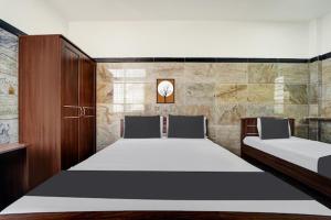 een slaapkamer met twee bedden in een kamer bij Prm classic lodge in Erode