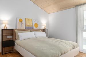 una camera da letto con un letto grande con testiera in legno di KopfRausch Appartements a Feldkirch