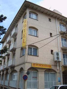 サン・カルラス・デ・ラ・ラーピタにあるPlaça Vellaのホテルの看板が横に建つ建物