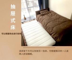 - un lit dans une pièce avec écriture dans l'établissement BetterЯ03青森橋本203号室, à Aomori