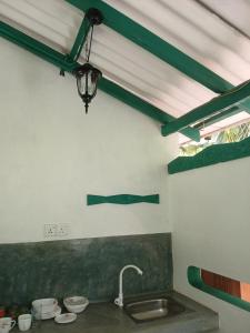 - une cuisine avec un évier et une lumière dans l'établissement MB Villa, à Beruwala