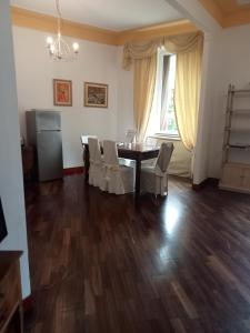 斯培西亚Florian的餐厅里有一张桌子和几把椅子 更多43张照片