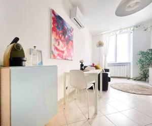 a living room with a white table and chairs at A casa di Pizz - Bilocale con parcheggio privato in Savona
