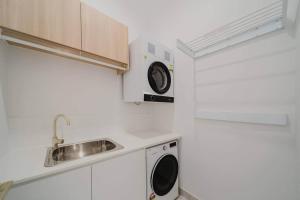 Η κουζίνα ή μικρή κουζίνα στο Perfection in Pallarenda With Pool & Studio Apt