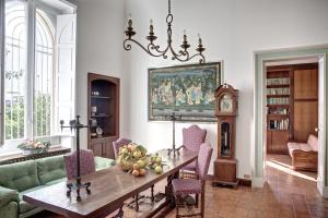 a dining room with a table with fruit on it at La Serra - Villa De Bonis in San Cesario di Lecce