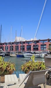 un grupo de barcos atracados en un puerto deportivo en HFA Morosini by the Sea parcheggio incluso, en Génova