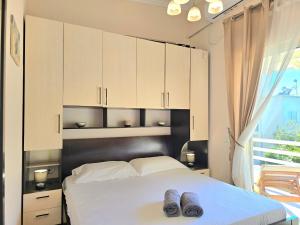 Un pat sau paturi într-o cameră la Lura 1 Holiday House 235