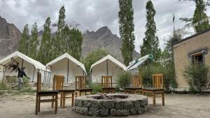 Nespecifikovaný výhled na hory nebo výhled na hory při pohledu z luxury tent