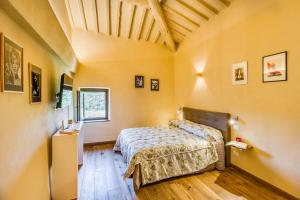 a bedroom with a bed and a window in it at Romantic Apartment In Chianti Classico - Happy Rentals in Castelnuovo Berardenga