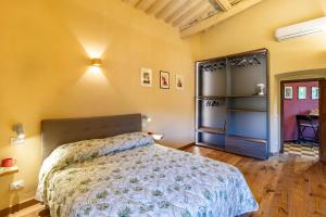 a bedroom with a bed in a room at Romantic Apartment In Chianti Classico - Happy Rentals in Castelnuovo Berardenga
