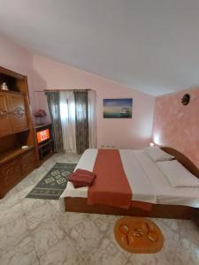a bedroom with a large bed in a room at Apartament vila Roma in Eforie Nord