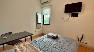 Телевизор и/или развлекательный центр в RoomQu at Ecohome Citra Raya