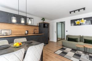 a kitchen and living room with a table and chairs at Ilir Apartman in Cres
