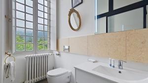 Ένα μπάνιο στο Appartement Maison Eugenie +17 φωτογραφίες