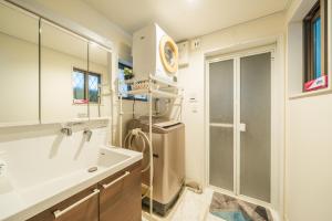 Un baño de QiQi House Tokyo まるごと新築一軒家宿 Spacious New Home, 8 Guests, Easy Airport & Disney Access 62 fotos más