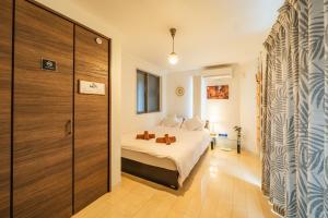 Una cama o camas en una habitación de QiQi House Tokyo まるごと新築一軒家宿 Spacious New Home, 8 Guests, Easy Airport & Disney Access