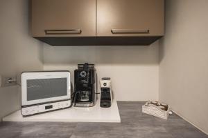 ein Computer, der auf einer Theke in einem Raum steht in der Unterkunft Appartamento Sagittario in Misano Adriatico